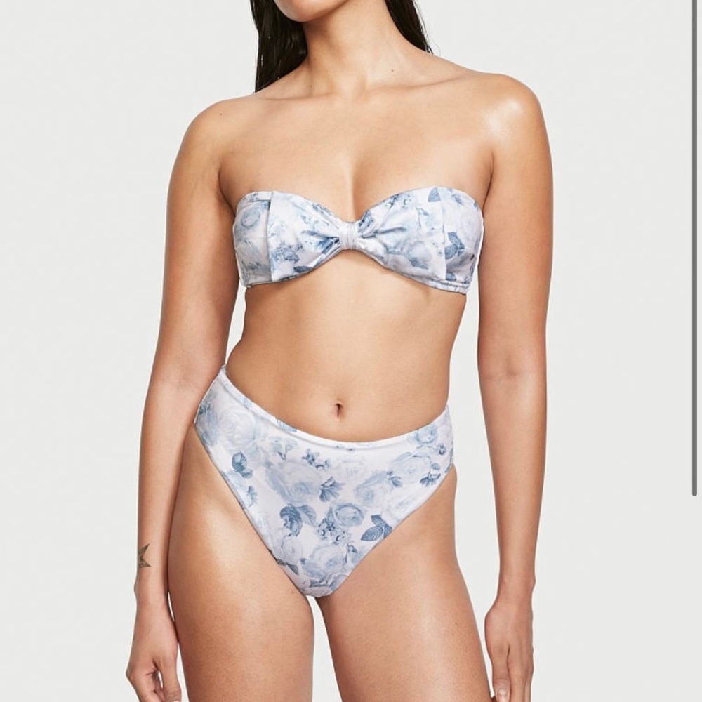 NEW WITH TAGS VICTORIA'S SECRET SWIM
Bow Bandeau Bikini Top